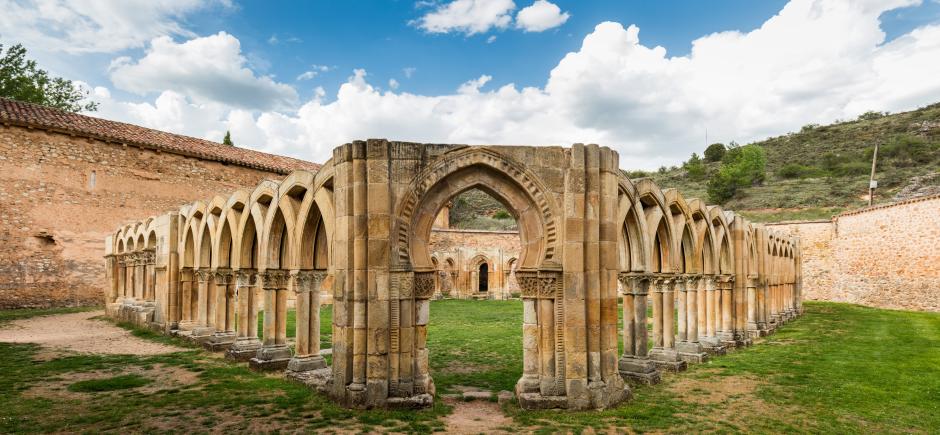 Monasterio de San Juan de Duero, ubicado cerca del Monte de las Ánimas. Muchos escenarios de los clásicos españoles están inspirados en sitios reales, pudiéndose visitar