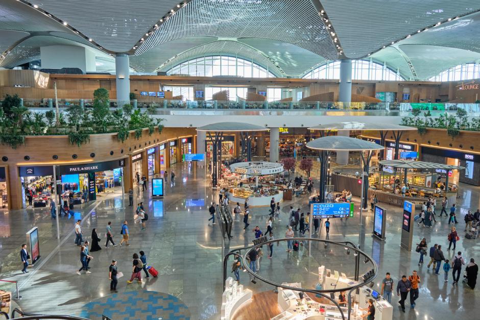 Comercios en la terminal de salidas internacionales del aeropuerto de Estambul