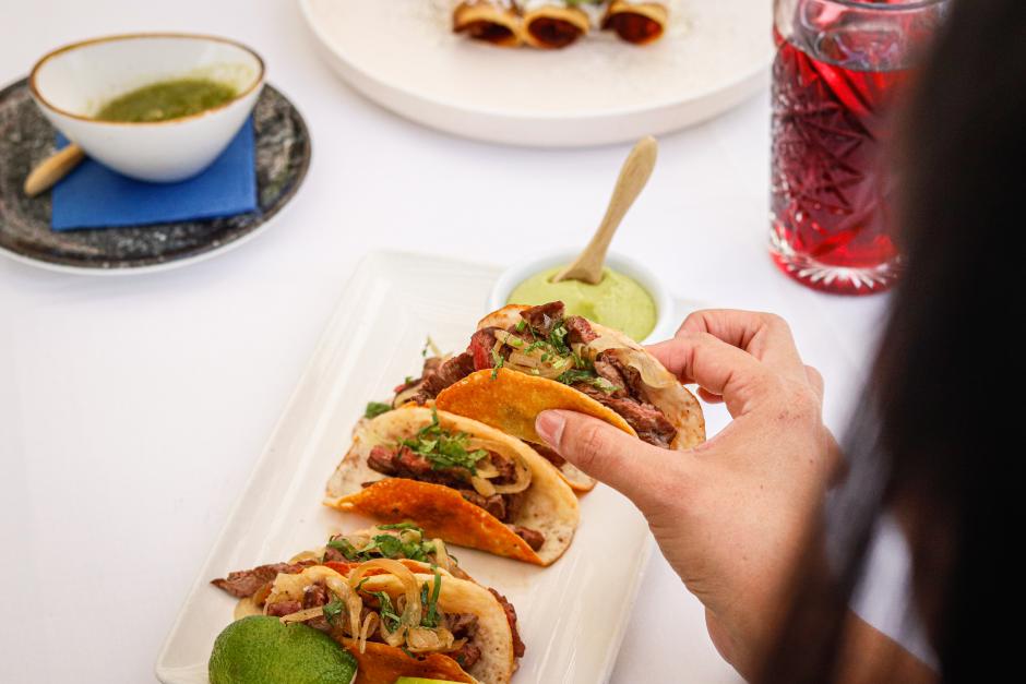 Tacos carnitas de cerdo cocinados en su jugo