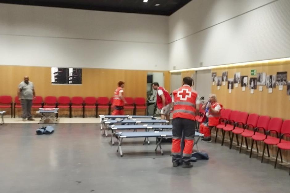 Medios de la Cruz Roja en el albergue instalado
