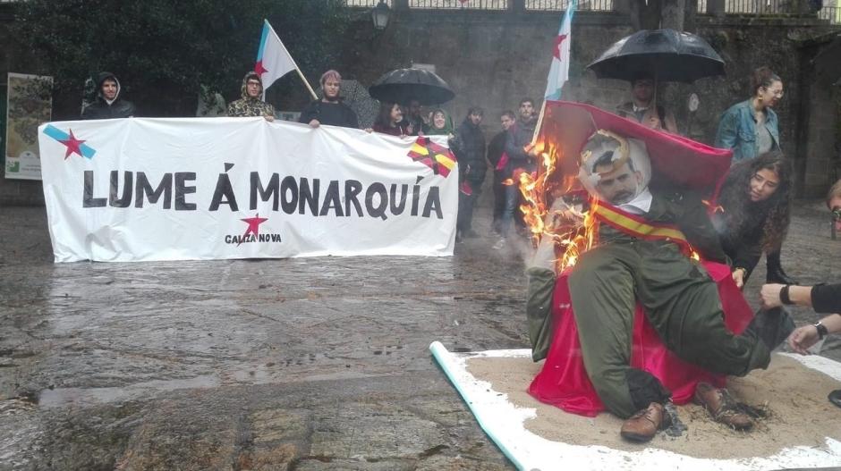 Quema de un muñeco caricaturizado como el Rey en un acto del BNG en Santiago


12/10/2018