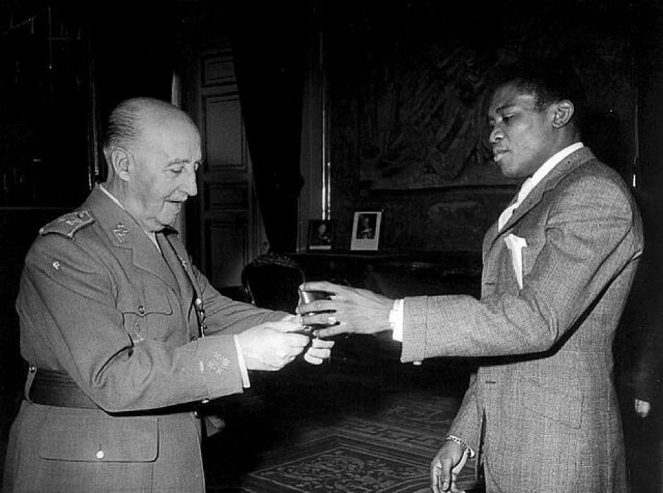 José Legrá recibe una insignia por parte de Franco