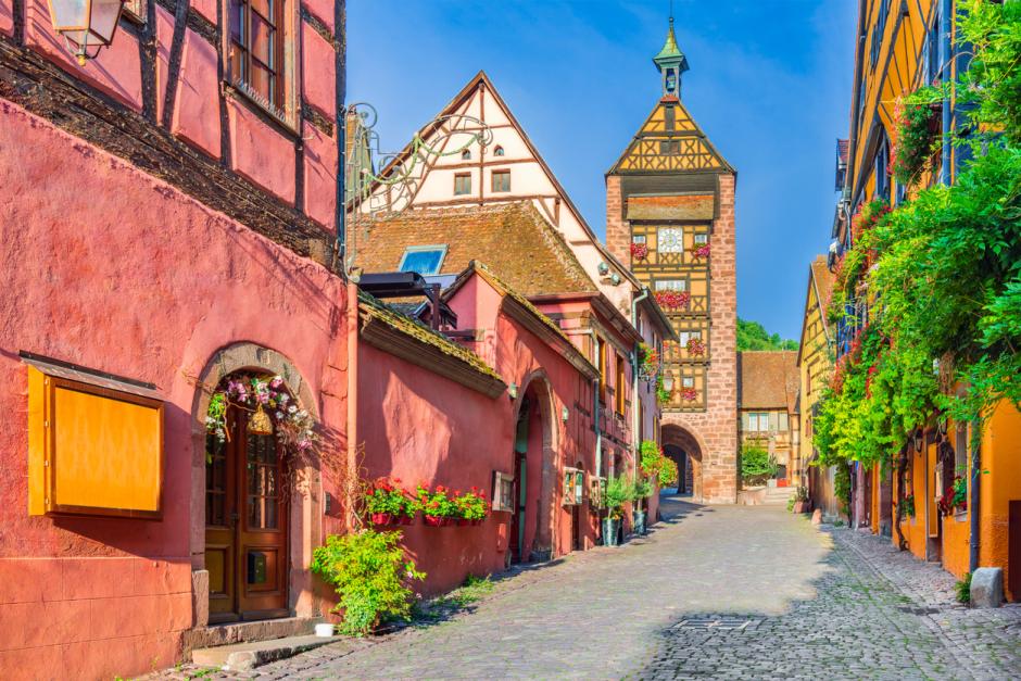 Calle del General de Gaulle en el pueblo medieval de Riquewihr, uno de los más bonitos de Francia