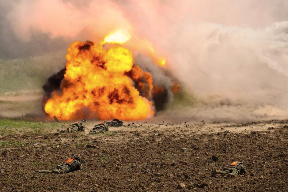 El pasado mes de junio, la Brigada Multinacional de la OTAN en Eslovaquia, bajo liderazgo español, culminó con éxito la operación Strong Lineage 26, principal actividad de validación orientada a certificar la capacidad de escalada de Battle Group a Brigada.
Tras semanas de integración, planeamiento y ejecución operativa en Eslovaquia y Hungría, la Fuerza operó bajo un mando único, con el objetivo de sincronizar capacidades multinacionales y sostener operaciones de alta intensidad "conforme a los estándares de la Alianza Atlántica"., según informó el Estado Mayor de la Defensa