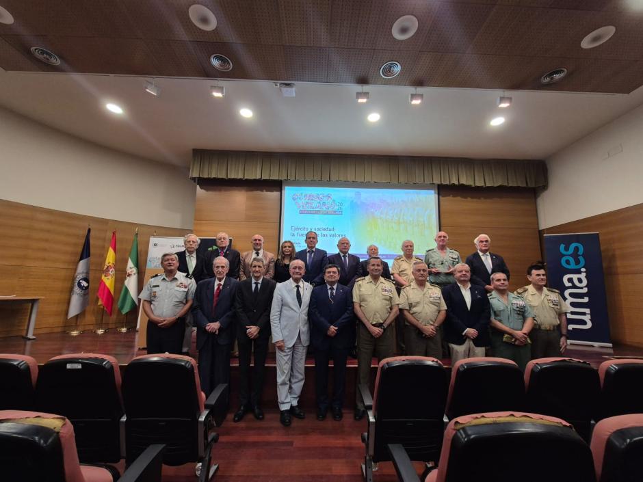 Foto de familia de los jefes de Estado Mayor español y portugués en el curso de verano «Ejército y Sociedad» de la Universidad de Málaga