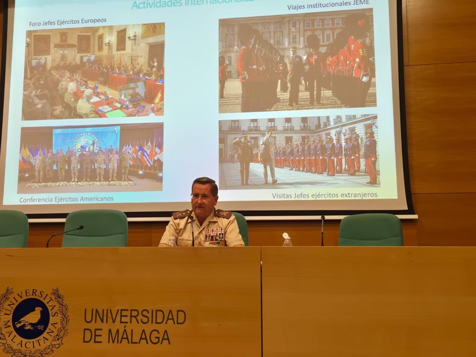 El jefe de Estado Mayor del Ejército de Tierra, general de ejército Amador Enseñat y Berea, fue ponente del curso de verano «Ejército y Sociedad» de la Universidad de Málaga, un espacio de reflexión y diálogo sobre el papel de las Fuerzas Armadas en la sociedad
