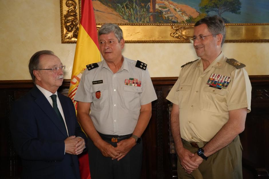 Los jefes de Estado Mayor del Ejército español y portugués, con el Presidente de la Ciudad, Juan Jesús Vivas