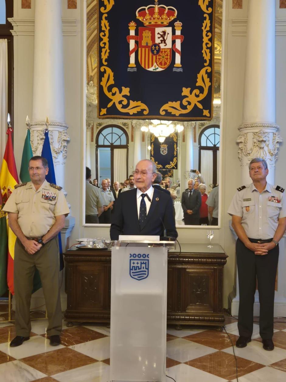 El alcalde de Málaga, Francisco de la Torre, junto a los jefes de Estado Mayor de los Ejércitos español y portugués