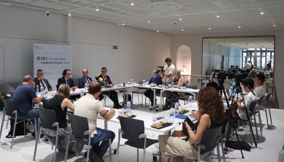 Desayuno informativo del rector de la Universidad CEU Cardenal Herrera sobre la implantación de Medicina en el campus de Elche