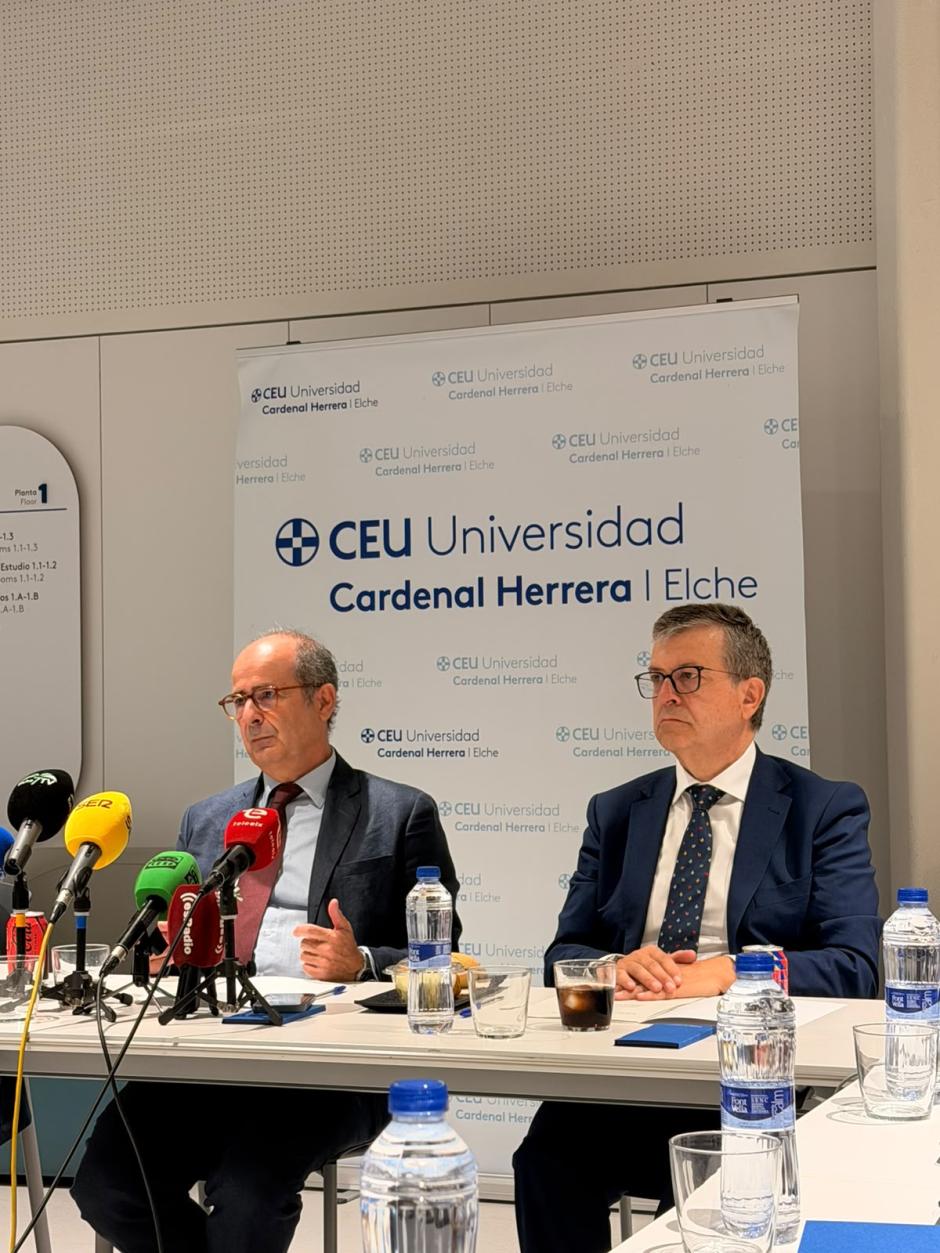 El rector de la Universidad CEU Cardenal Herrera (CEU UCH), Higinio Marín Pedreño, junto al vicedecano de Medicina, Manuel Sureda González