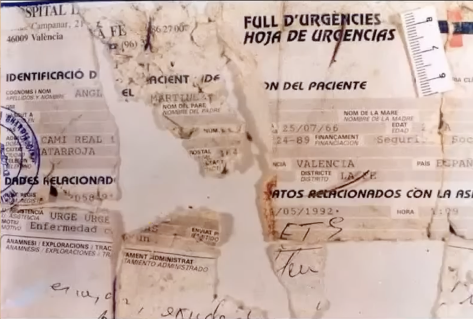 Imagen de los fragmentos del volante médico encontrados en los alrededores de la fosa