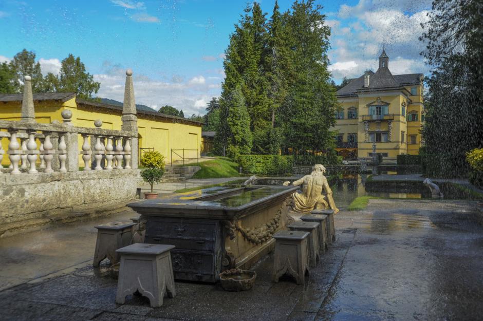 Mesa con fuente en el Schloss Frohnburg, conocido por la famosa película "Sonrisas y Lágrimas"