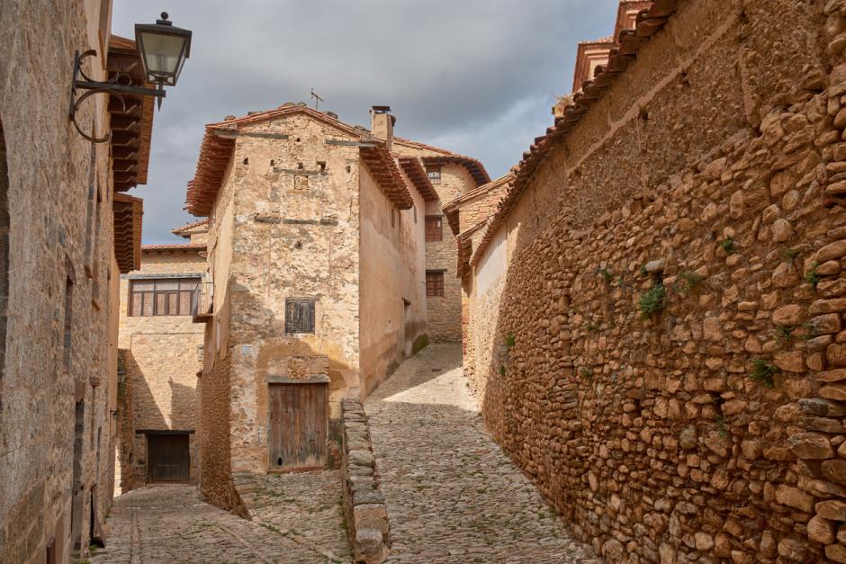 Callejones de piedra en el encantador pueblo medieval de Mirambel