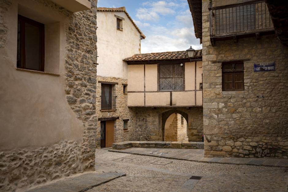 Calle típica en el centro histórico de Mirambel