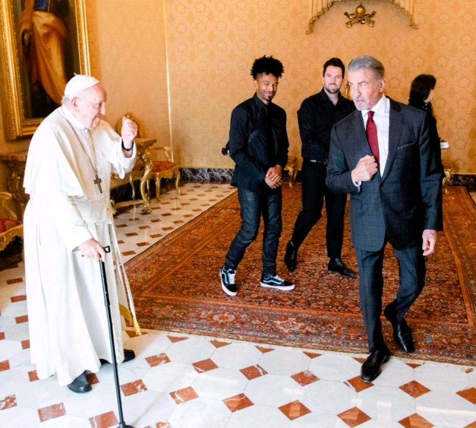 Sylvester Stallone bromea con una anciano Papa Francisco en septiembre de 2023