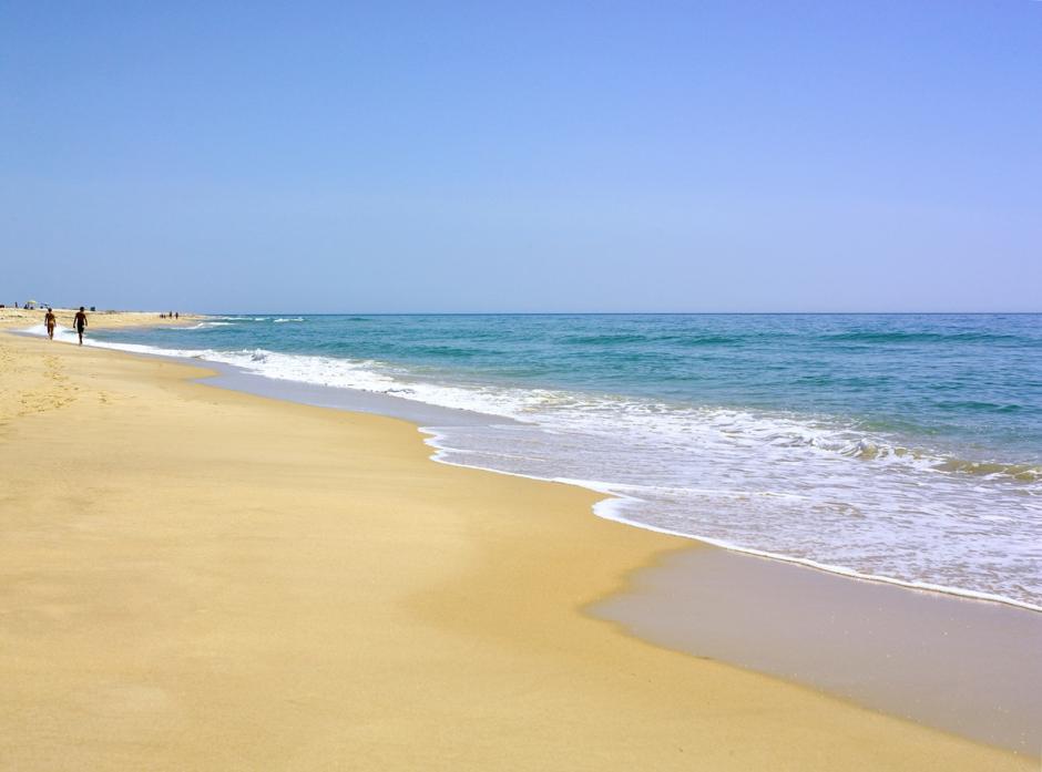 Las aguas que bañan la playa son perfectas para bucear