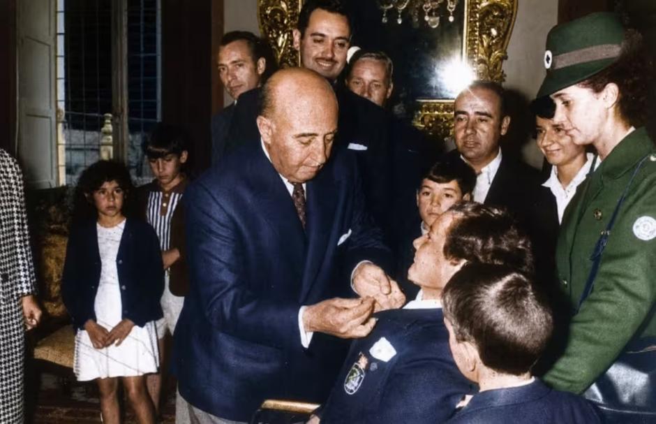Franco recibe en el Pazo de Meirás a los niños de la operación Plus Ultra