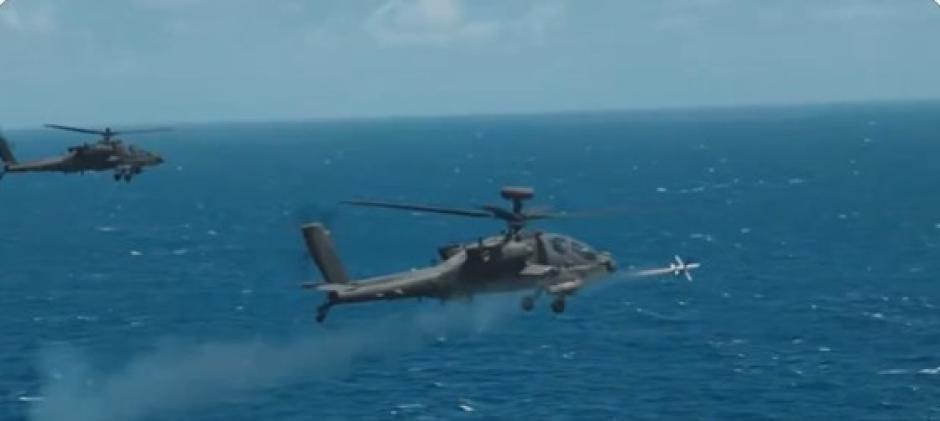 Un helicóptero lanza un misil para hundir un buque en el Pacífico durante RIMPAC 26
