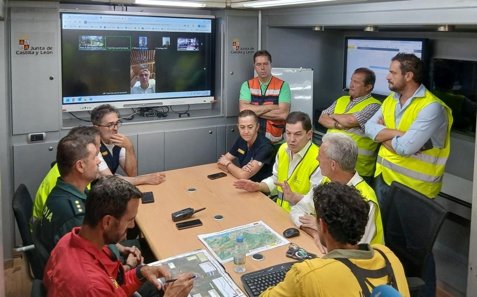 El presidente de la Junta, Alfonso Fernández Mañueco, visita el puesto avanzado de Burgohondo (Ávila)