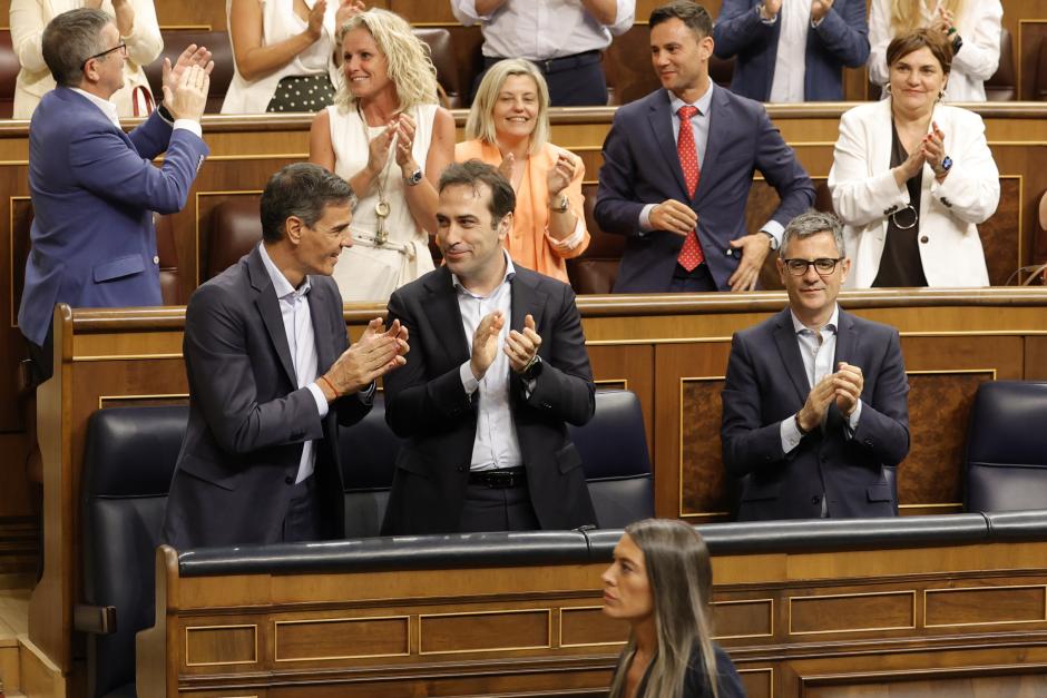 La escena final del Pleno del jueves, con Sánchez y los socialistas aplaudiendo