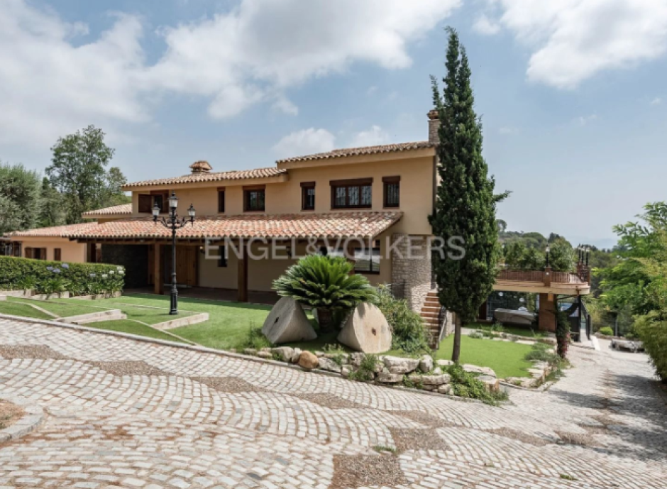 Una de las zonas del jardín de la antigua casa de Ibai Llanos
