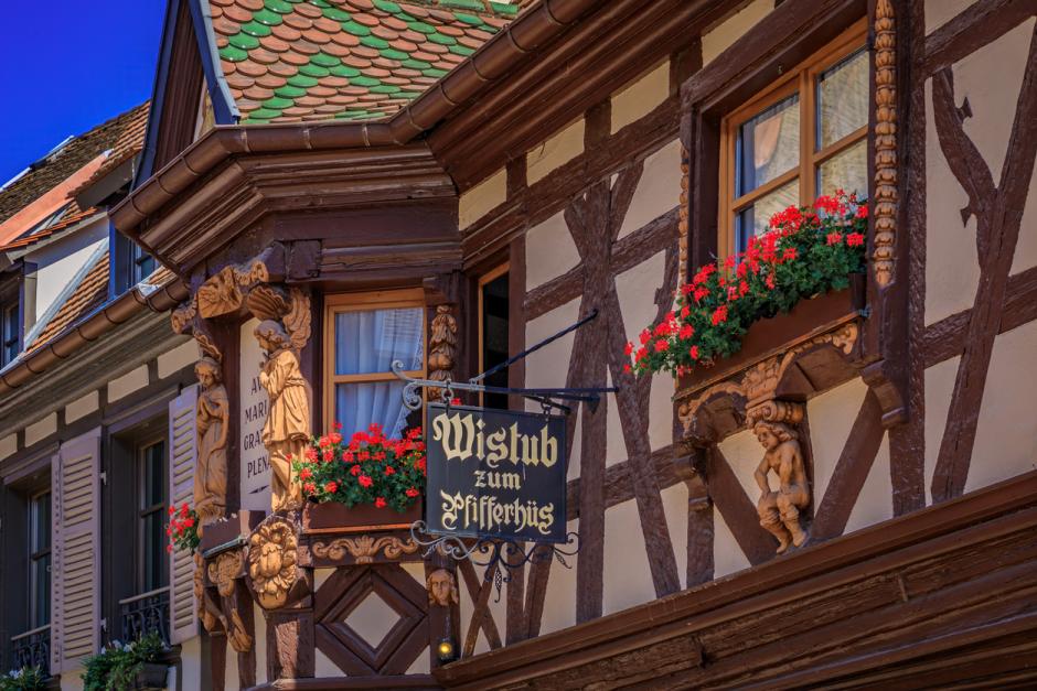 Casa Pfifferhus con las estatuas de la Virgen y el arcángel Gabriel