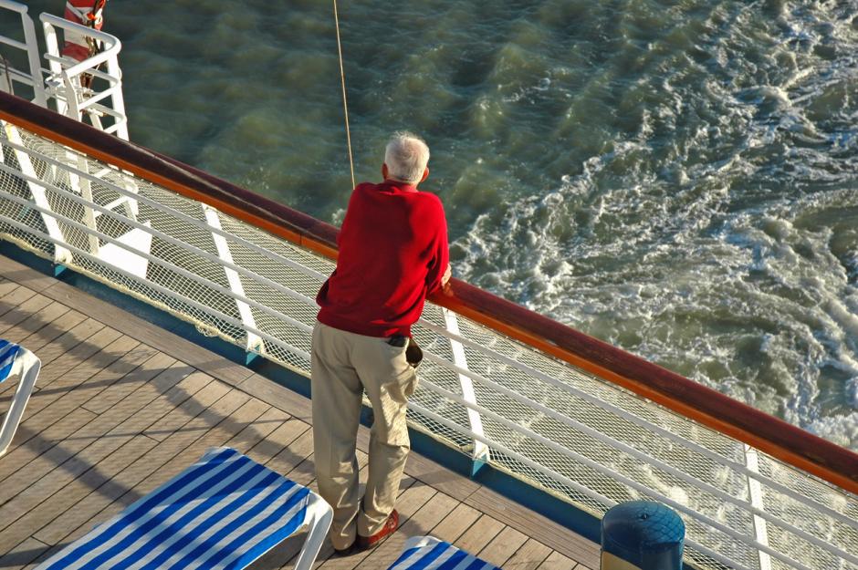 Hombre mayor en un crucero