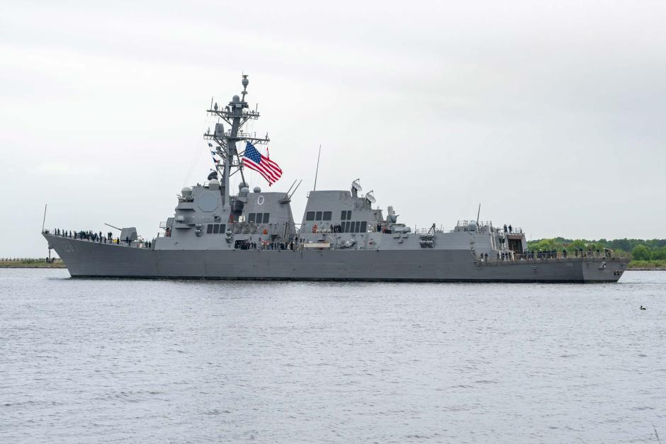 El destructor de misiles guiados de la clase Arleigh Burke Flight III , Ted Stevens (DDG 128), zarpa de la división Ingalls Shipbuilding