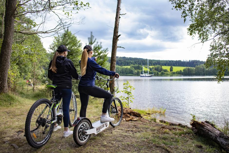 Cicloturistas en el lago Lipno