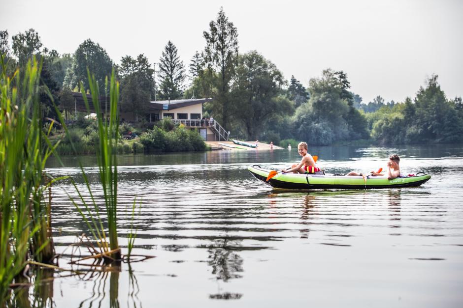 Niños disfrutando en un lago de Chequia