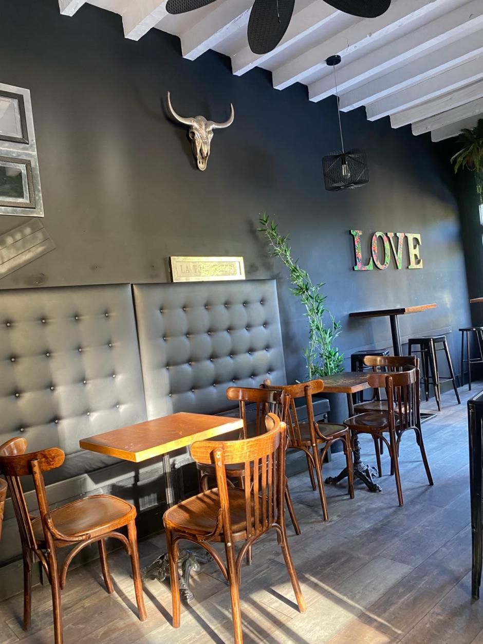 Interior del último bar que acogió el edificio, denominado 'La Malquerida'