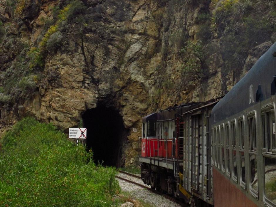 El tren atraviesa 38 túneles y 15 puentes