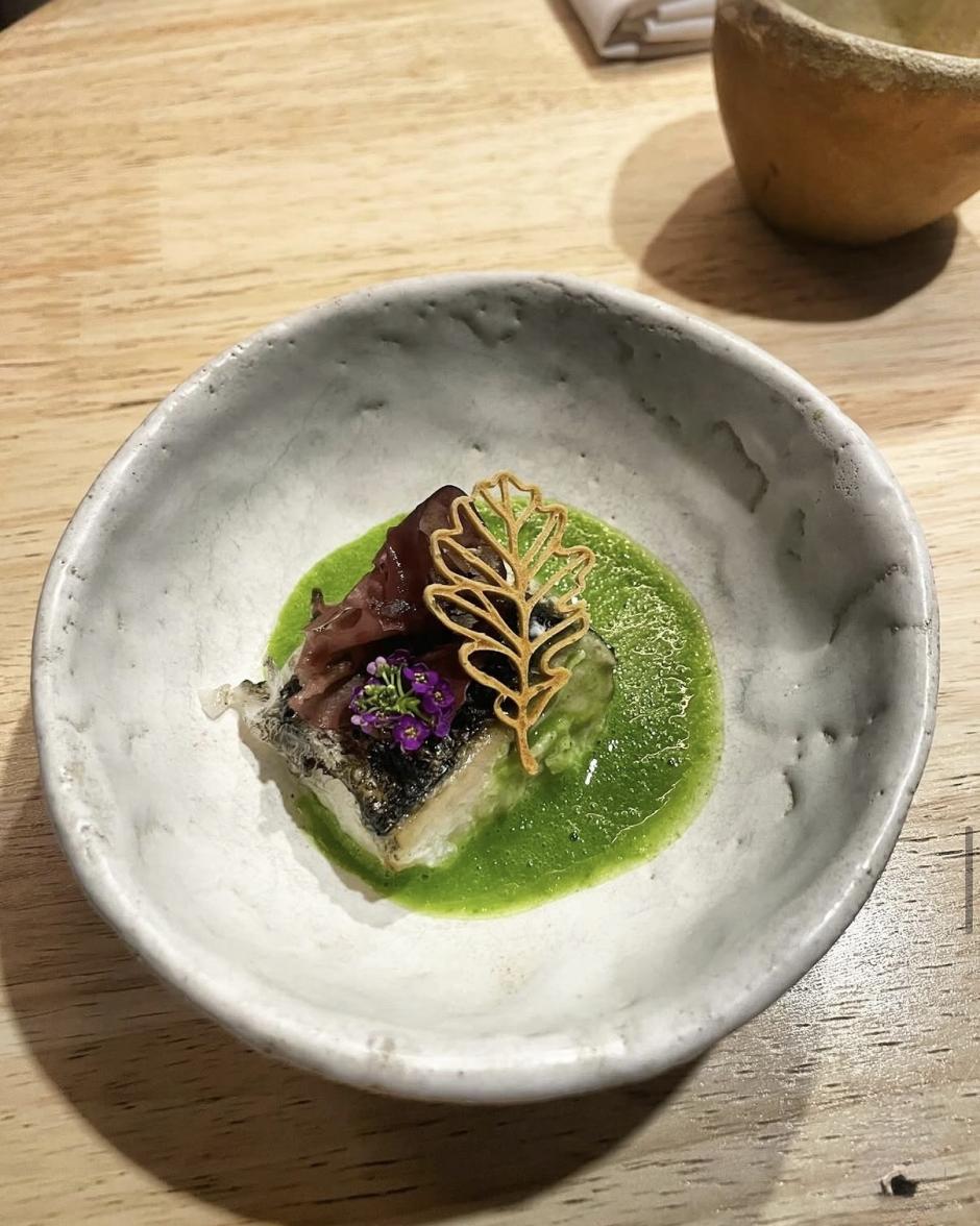 Merzula con salsa verde de wasabi