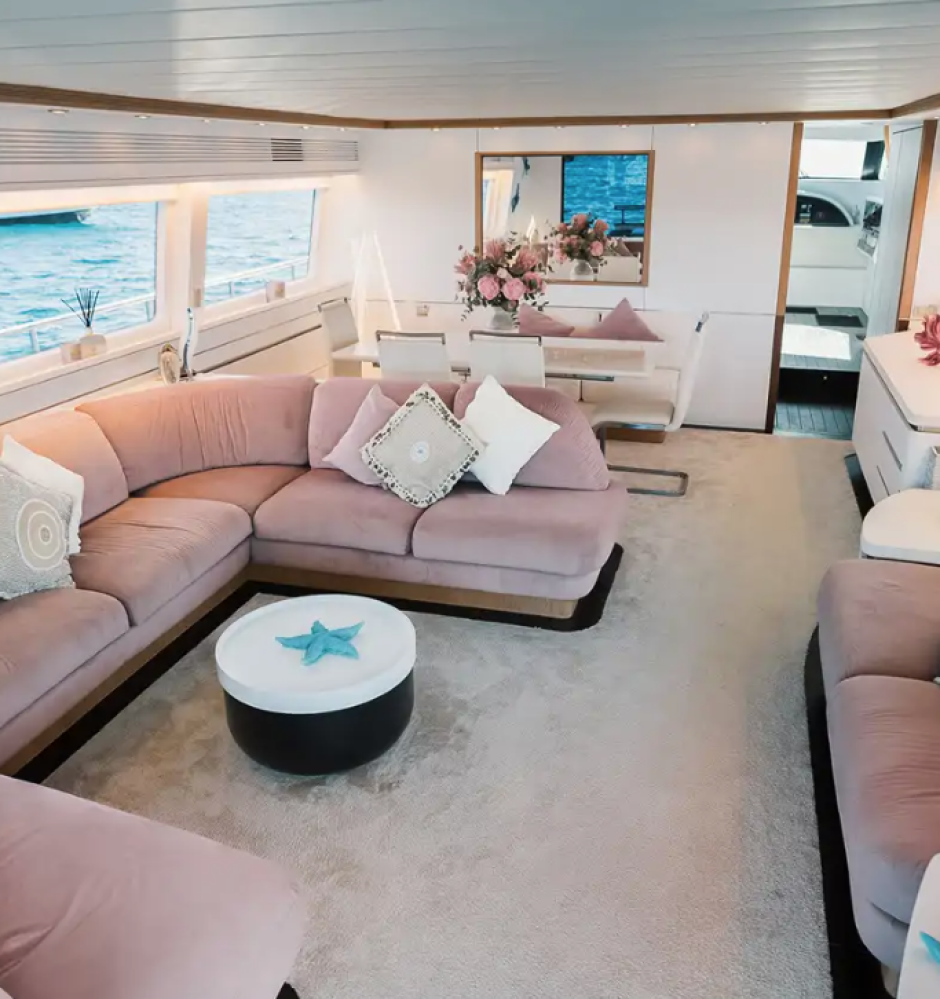 Una de las habitaciones del interior del yate