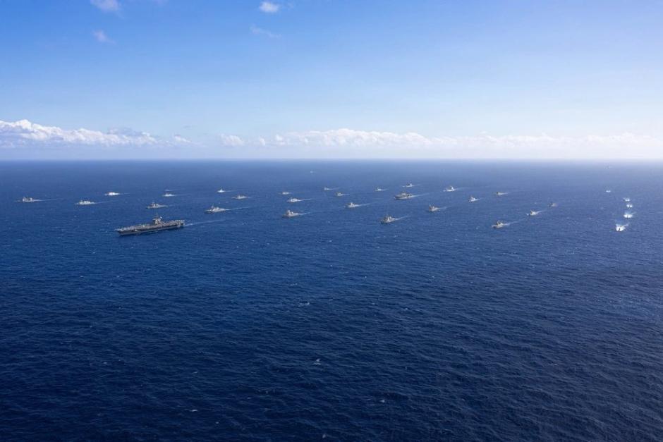 Imagen del espectacular despliegue naval del ejercicio RIMPAC 26 en la costa de Hawái