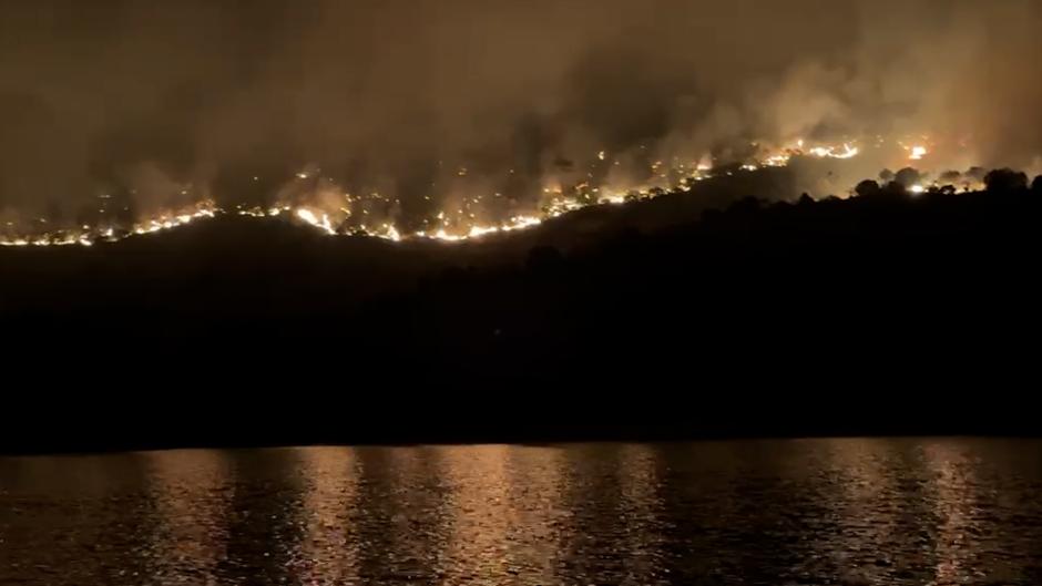 Fotograma del vídeo que muestra cómo se incendian los alrededores del Pantano de San Juan