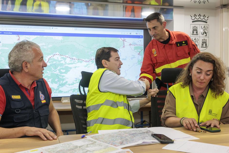 El presidente de la Junta Alfonso Fernández Mañueco participa en una reunión del CECOD por el incendio de Burgohondo en Ávila