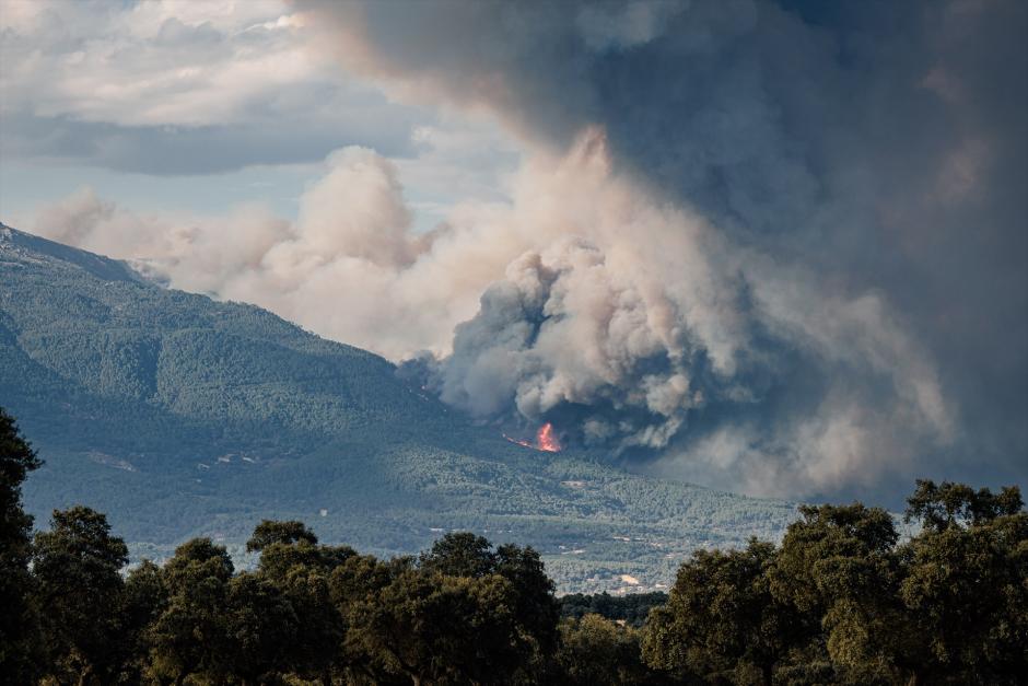 Vista del incendio desde el valle del Tiétar, a 25 de julio de 2026, en Ávila