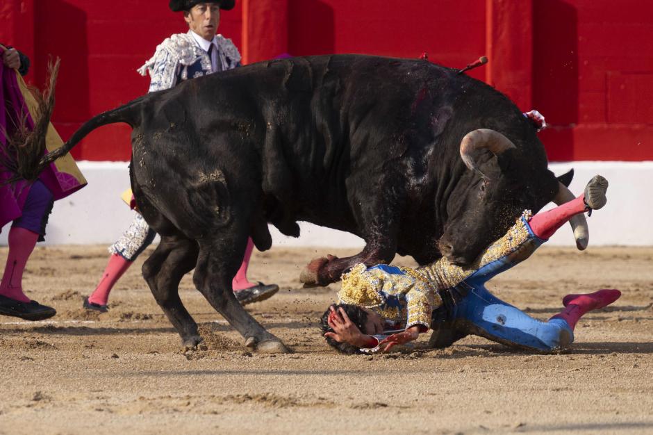El diestro Marco Pérez tras sufrir una cogida en su faena durante la corrida de toros celebrada este sábado en la Feria de Santiago de Santander.
