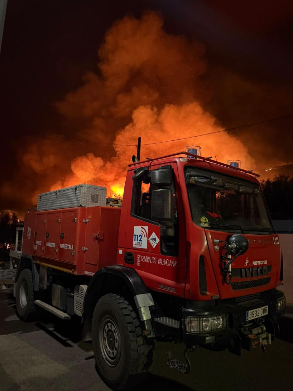 Camión de los bomberos forestales de la Generalitat Valenciana frente a las llamas