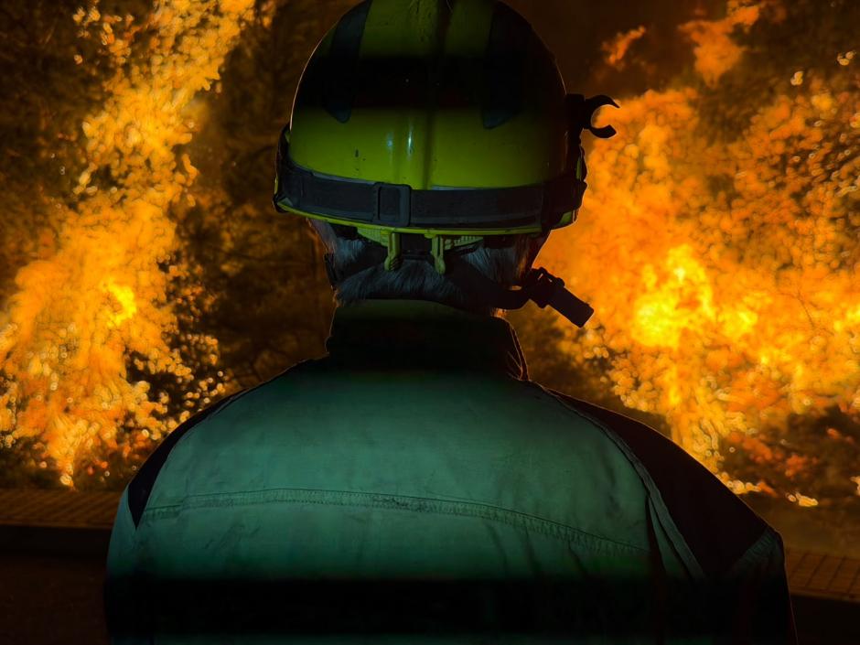 Bombero forestal observando el avance de las llamas en el incendio de la Vall d' Uixó
