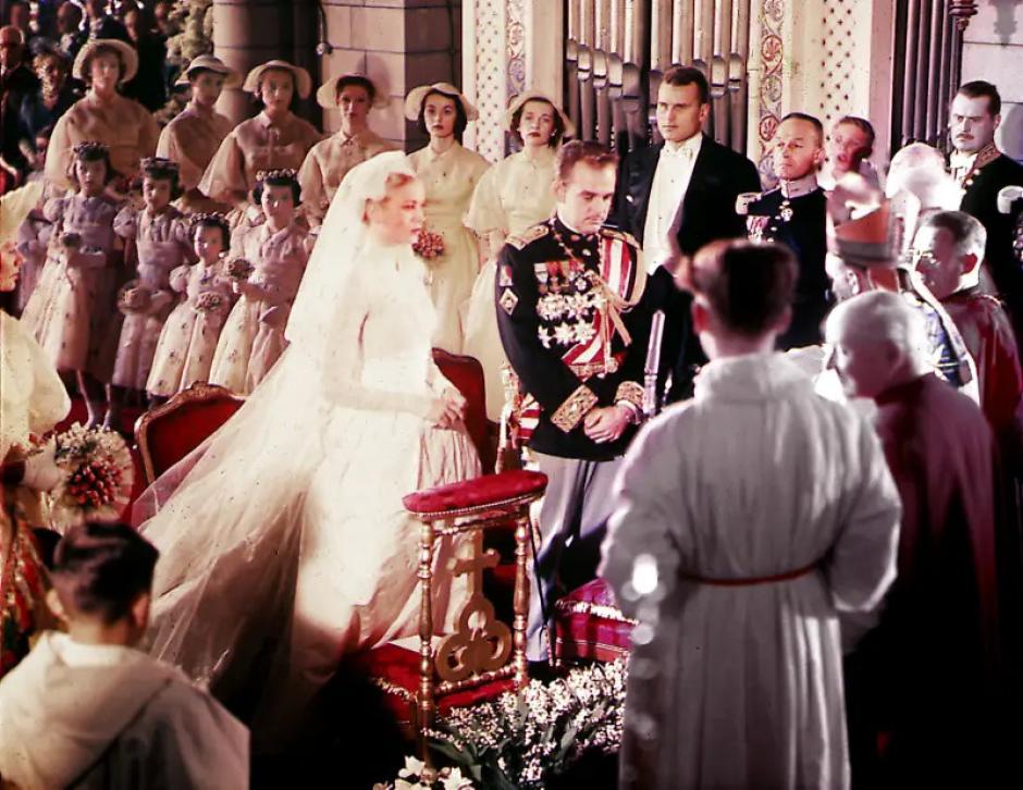 Grace Kelly y el príncipe Rainiero III durante su ceremonia religiosa de boda en la catedral de San Nicolás
