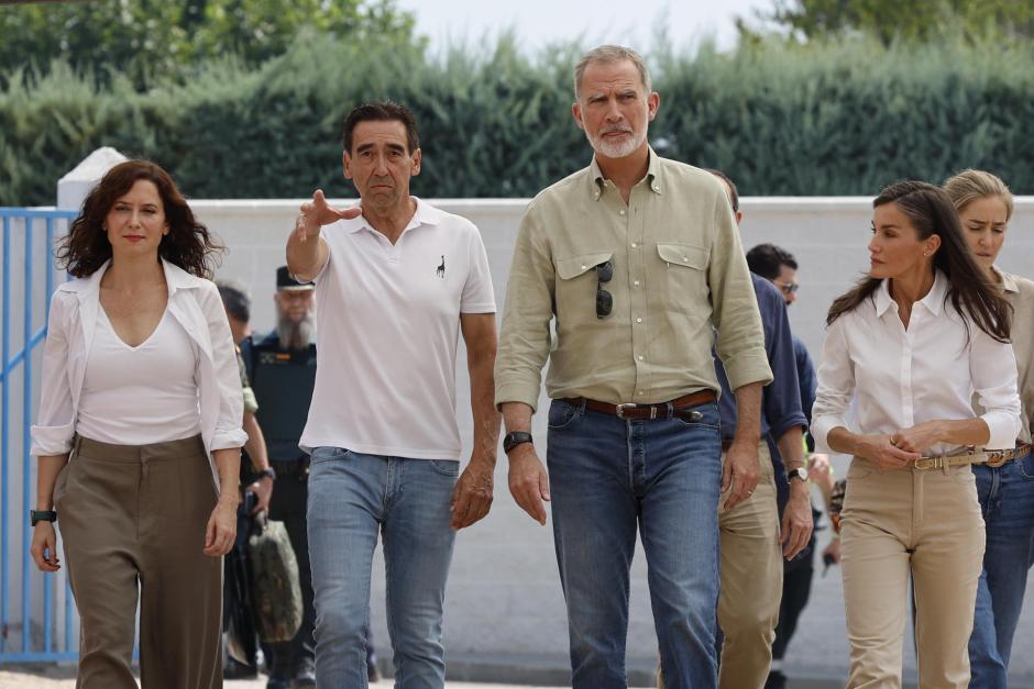 Don Felipe y Doña Letizia con la presidenta de la Comunidad de Madrid y el alcalde de Villmanta, Mariano Núñez