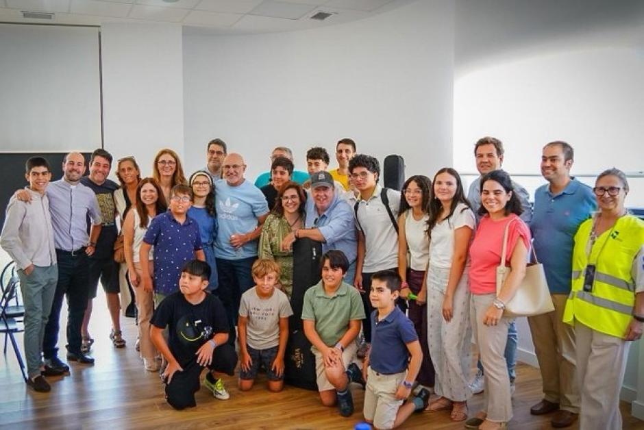 Luis de la Fuente visita en Las Rozas a los desalojados por los incendios