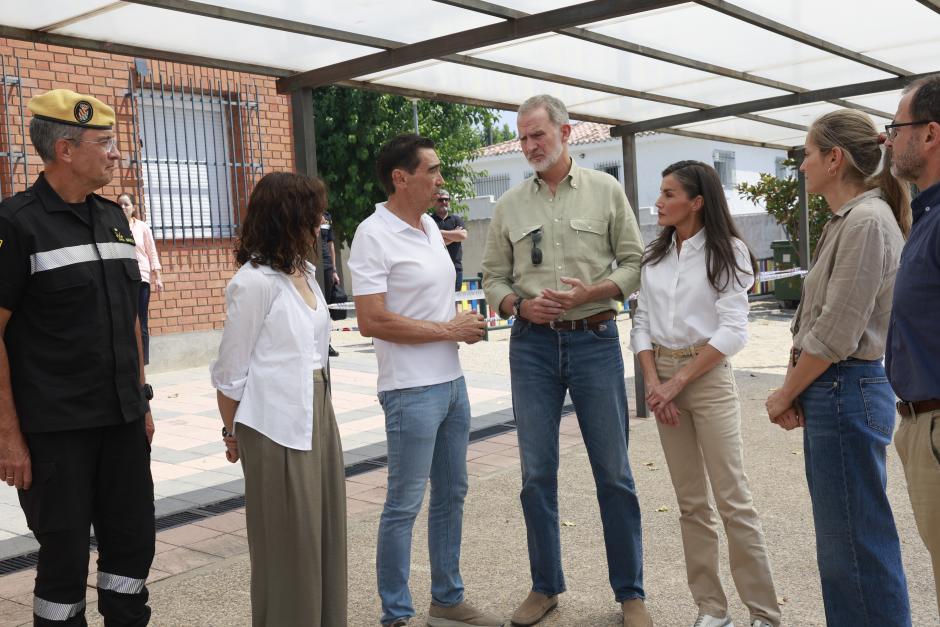 Los Reyes con Isabel Díaz Ayuso, el alcalde de Villamanta
