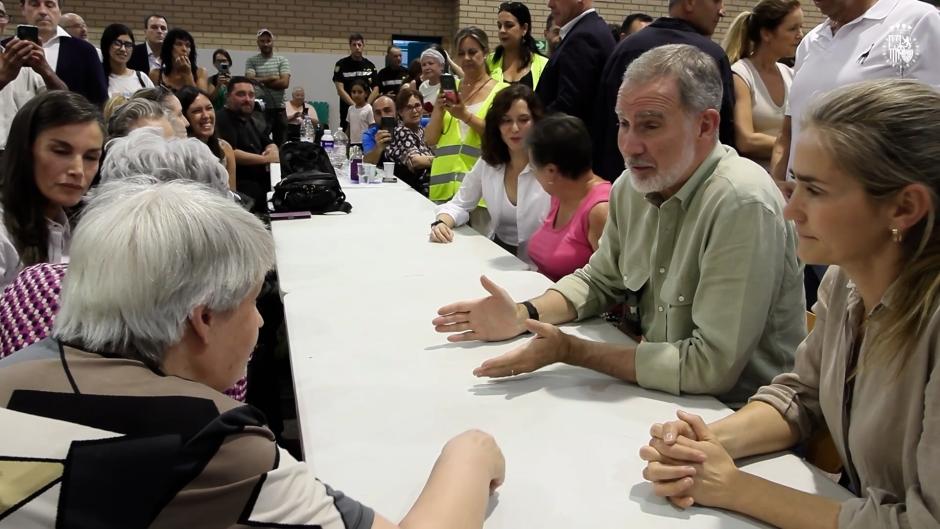 Don Felipe conversa con vecinos desalojados por los incendios