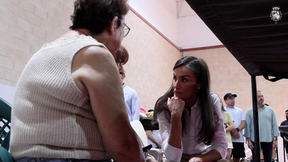 La Reina escucha a unas vecinas en el polideportivo de Villamanta