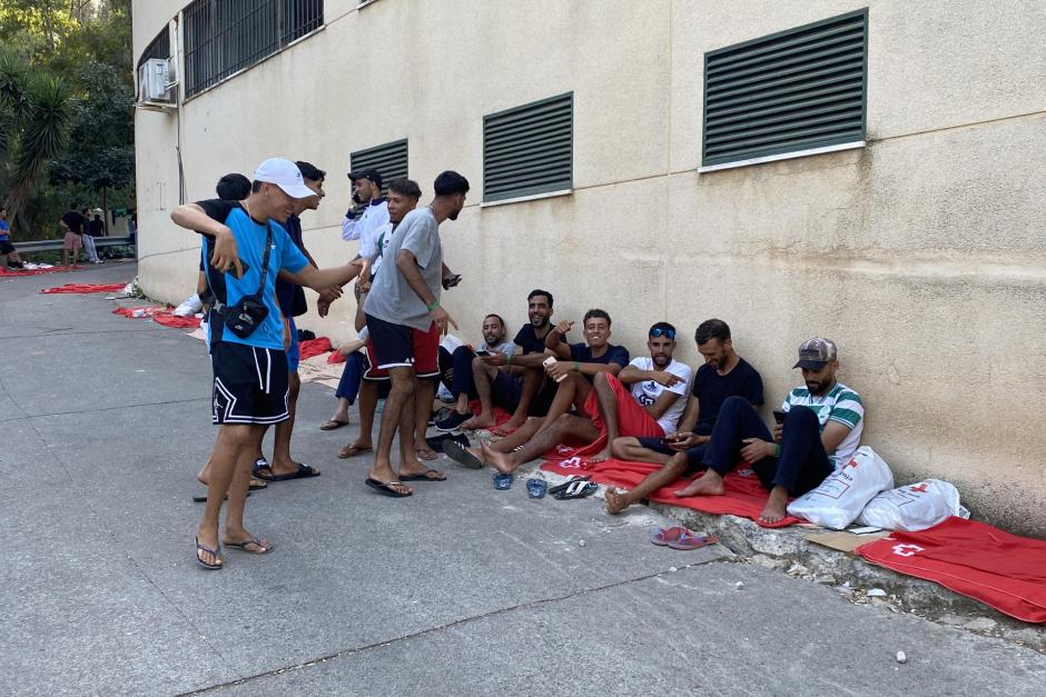 Inmigrantes acampados a las puertas del CETI de Ceuta