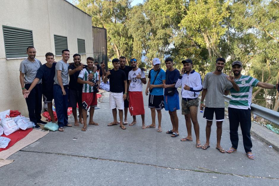 Decenas de inmigrantes colapsan las puertas de acceso al CETI de Ceuta