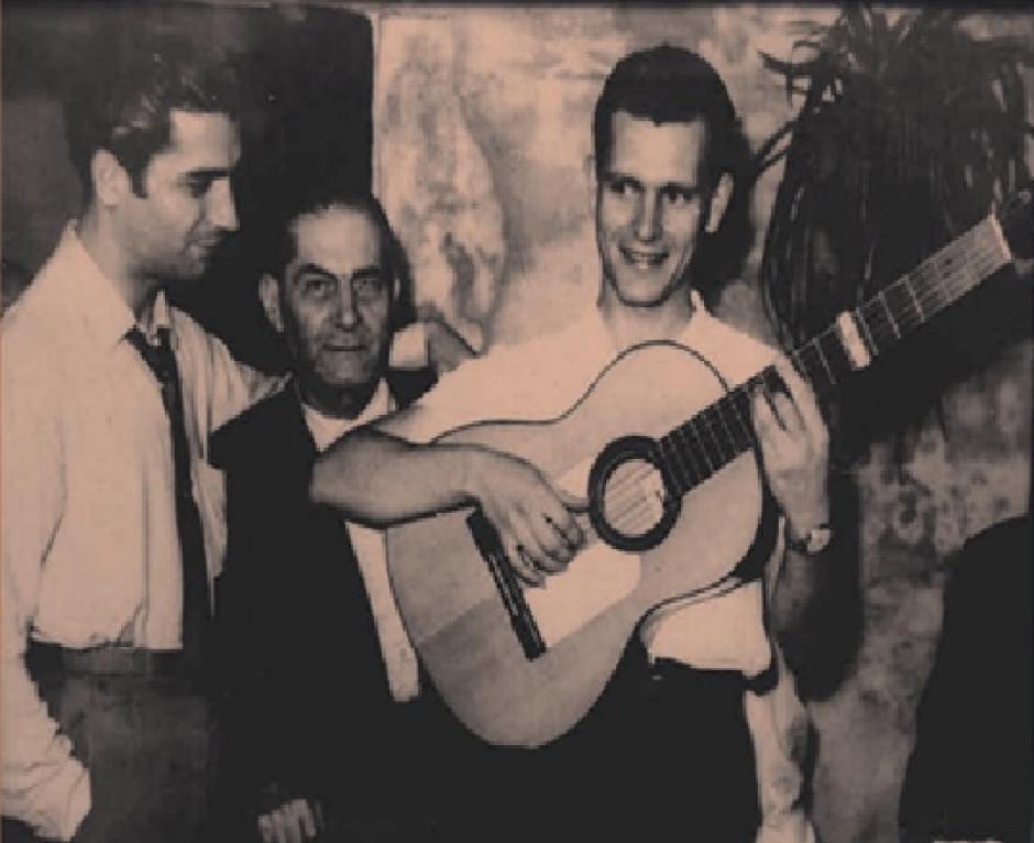 La familia Serrano observa el sonido de una guitarra